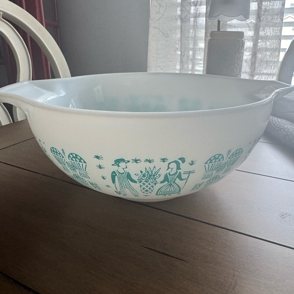 Vintage Pyrex bowl bakeware like new!  2 1/2 qt. trademark Butterprint